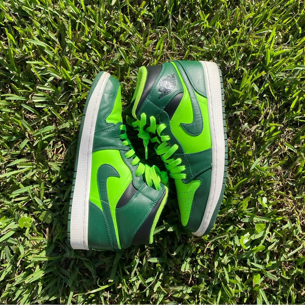NEON GREEN AIR JORDAN 1